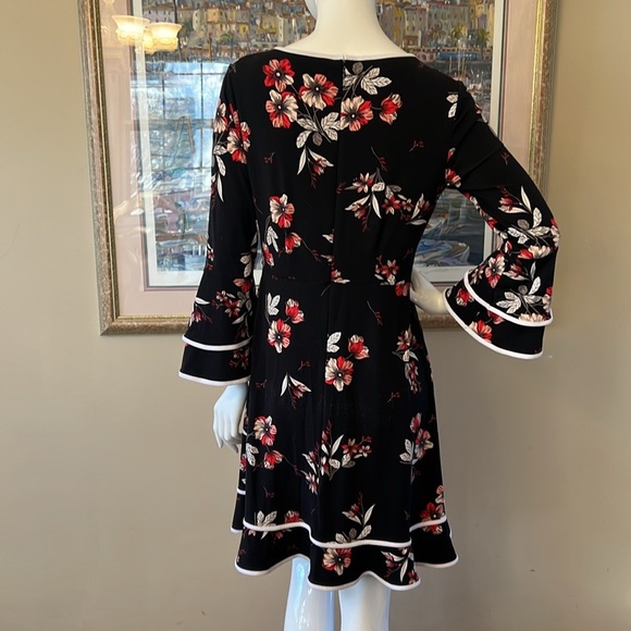 DRESS TO IMPRESS - Picture 3 of 6